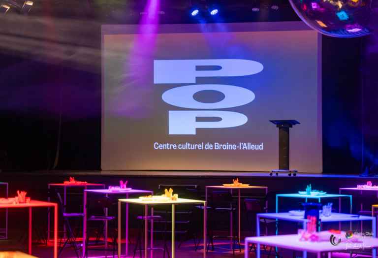 Le POP et la salle avant la soirée d'inauguration, scène, écran avec le logo, tables colorées et chouettes lumières