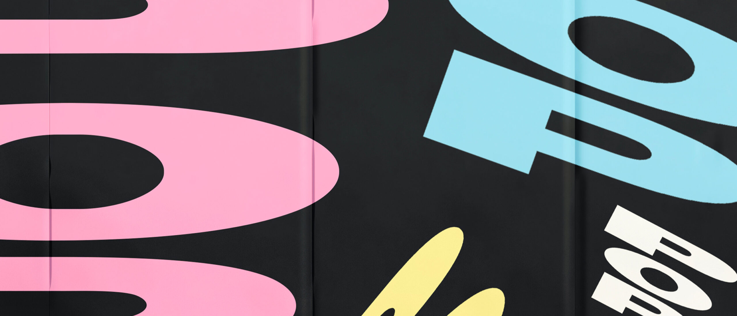 Papier avec plusieurs logos du POP dessus