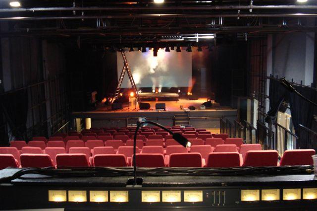 salle gradin complet vue de la régie