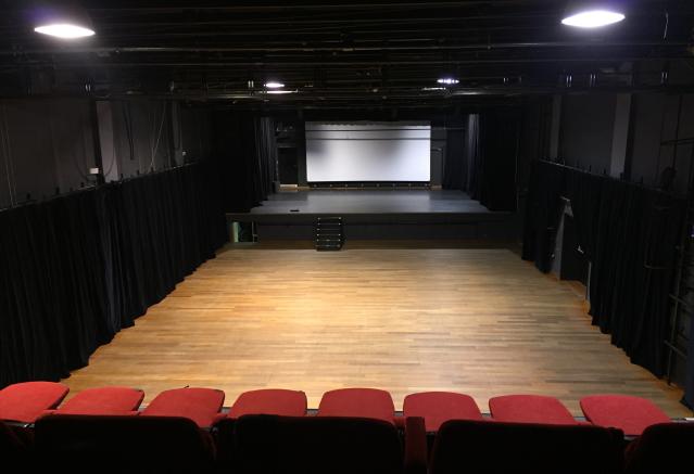 salle gradin replié vue de la régie