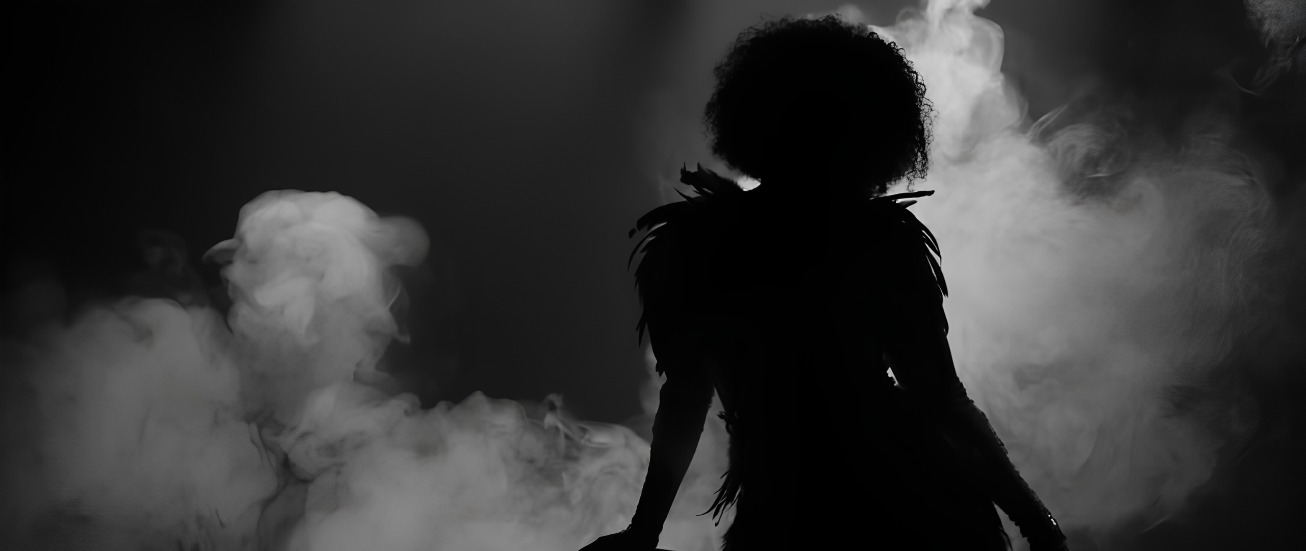 Silhouette en noir et blanc de l'artiste Esther Bouncee qui marche sensuellement