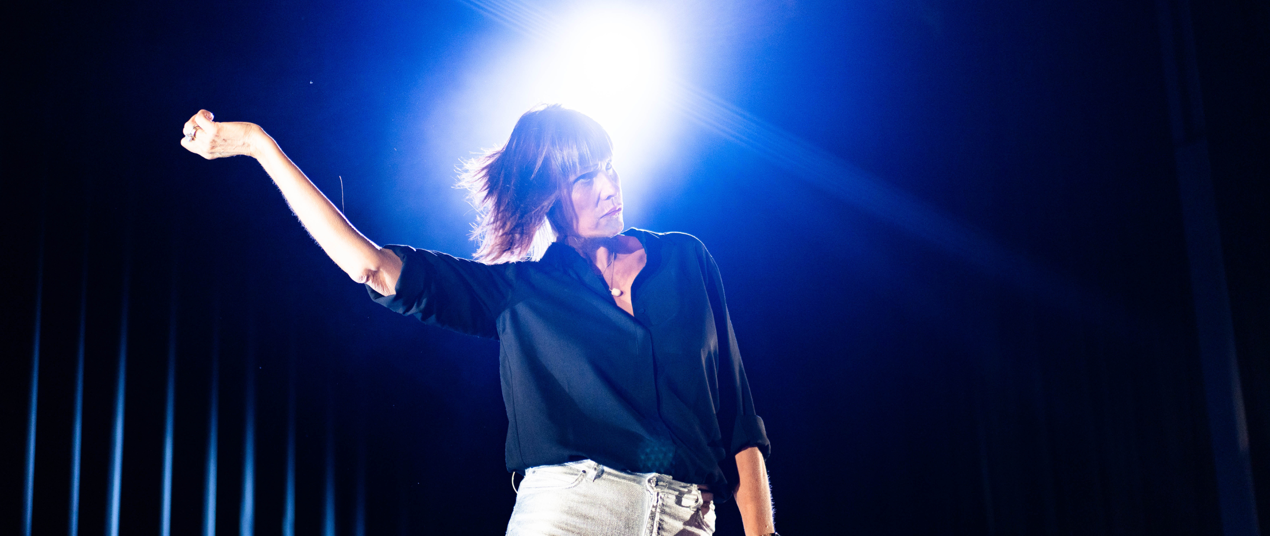 L'artiste Laurence Bibot pose comme une star sous lun spotlight