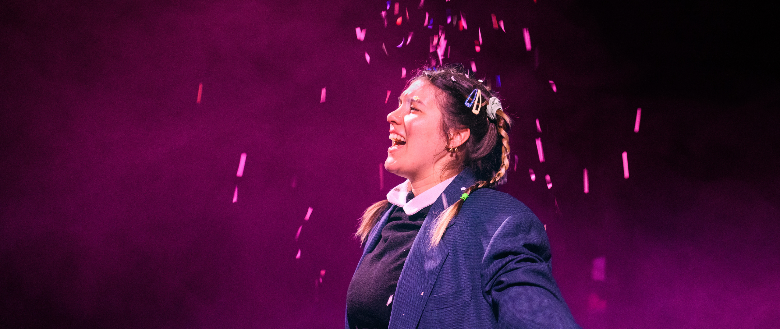 Le personnage de Violette sous une pluie de paillettes