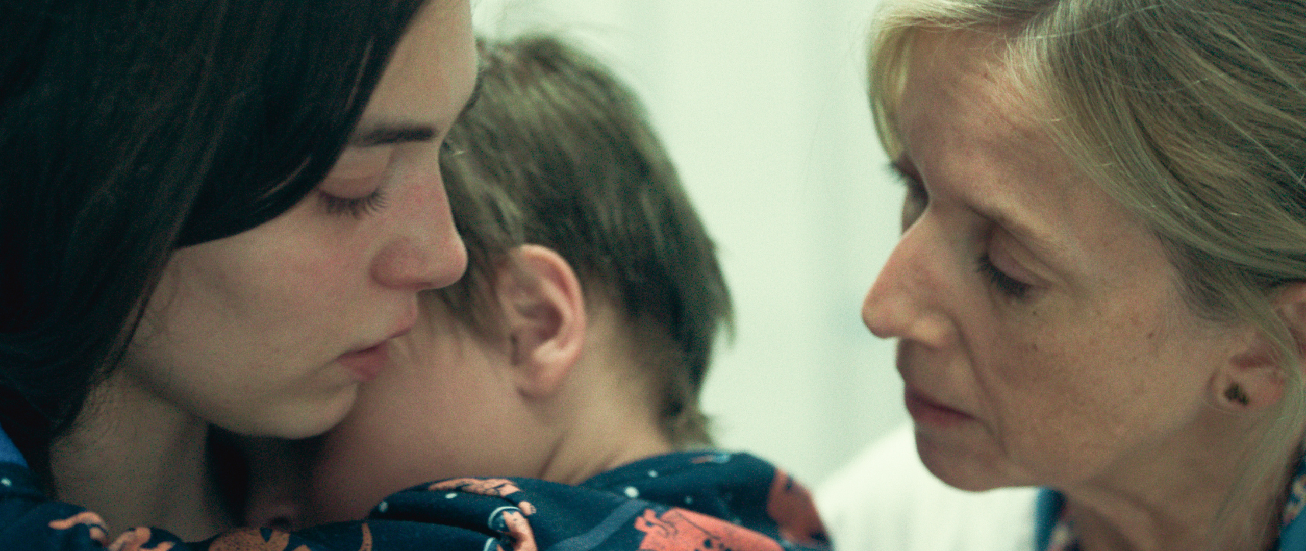 Adam, bébé, dans les bras de sa maman