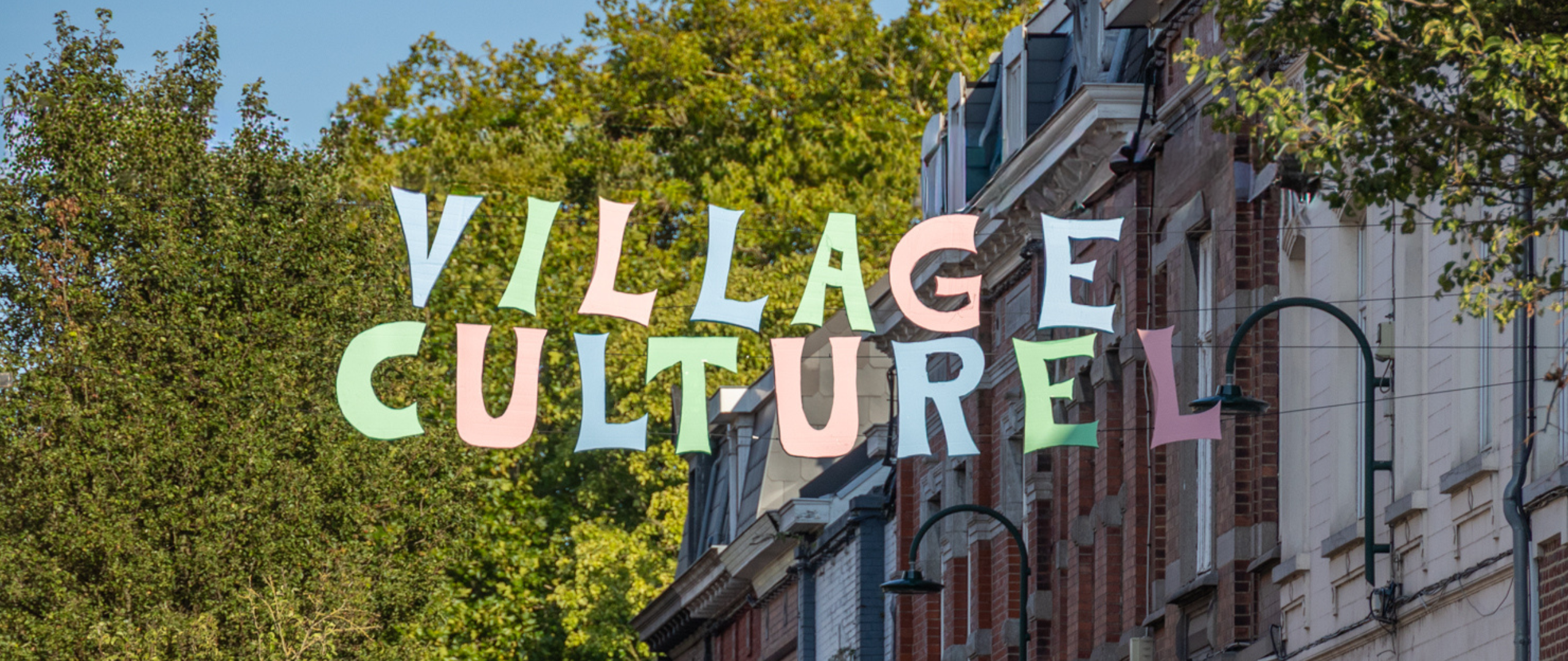 installation urbaine indiquant "Village culturel"