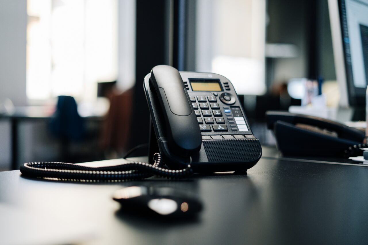 Un téléphone noire avec touche