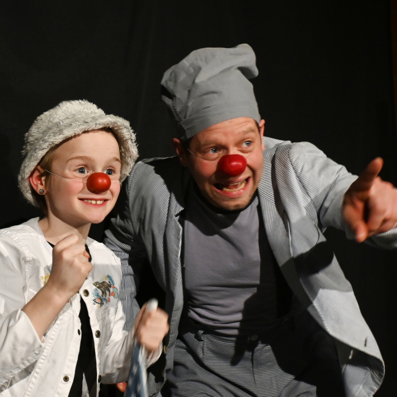 Une homme et une petite fille avec un nez rouge