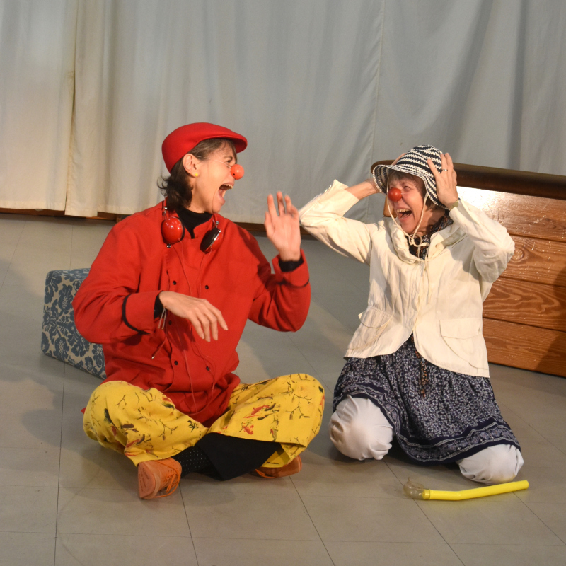 Deux femmes avec un nez rouges