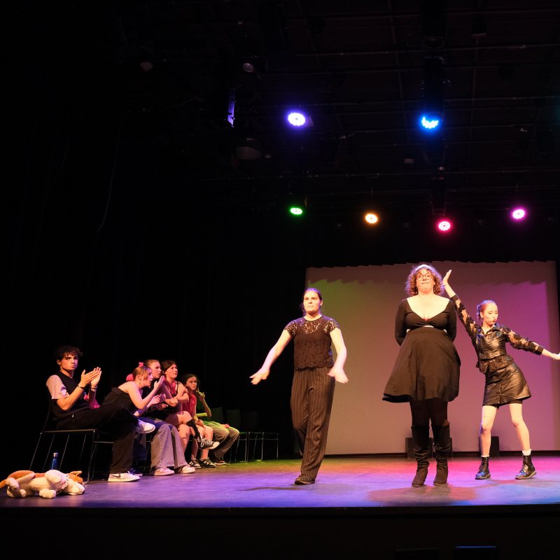Plusieurs personnes sur scene