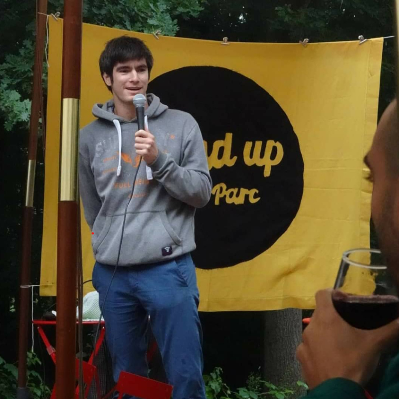 Un jeune homme qui découvre le stand up