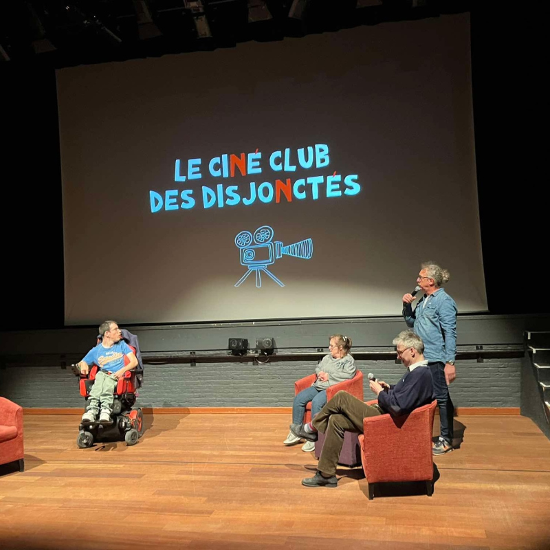 Personnes projetant un ciné club !