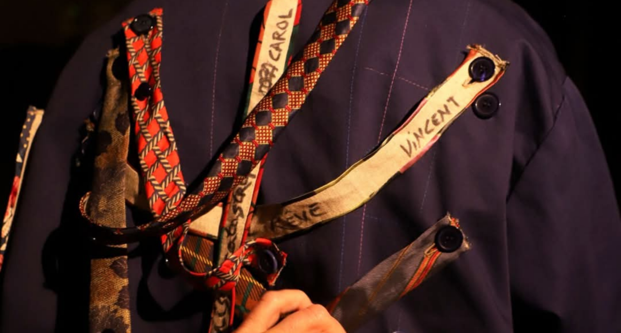 Des bandes de tissus avec des prénoms sont accrochées sur une veste
