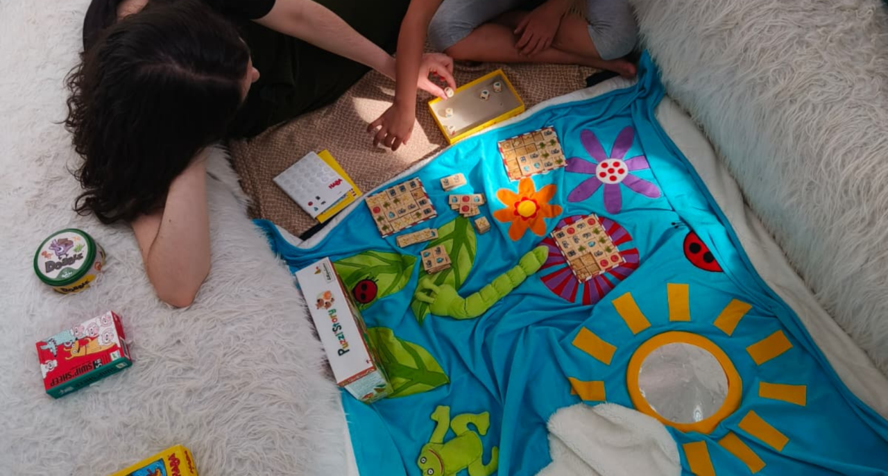 Enfants qui jouent sur un tapis dans la caravane Cocoon