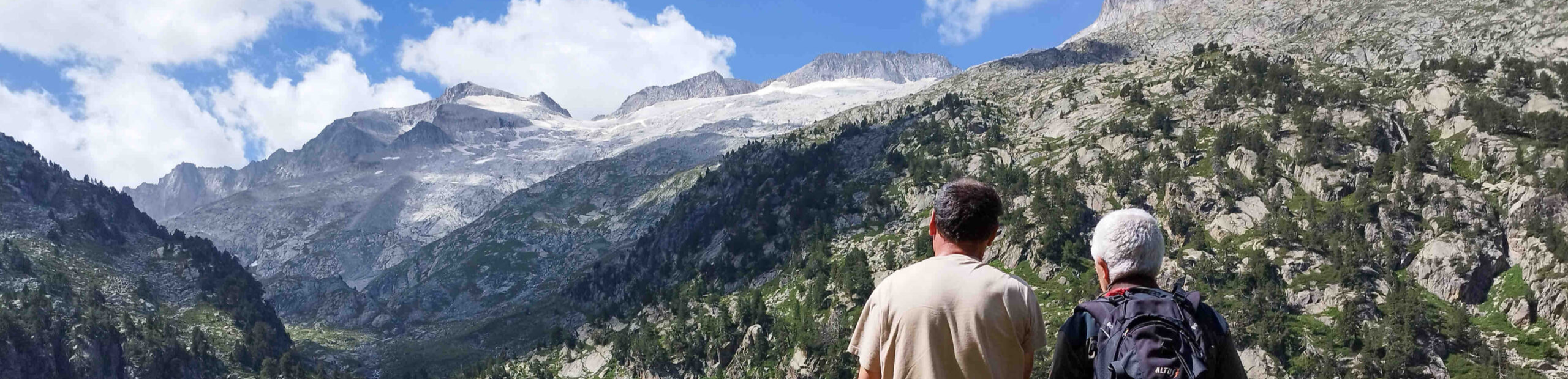 deux aventuriers observent la montagne rocheuse