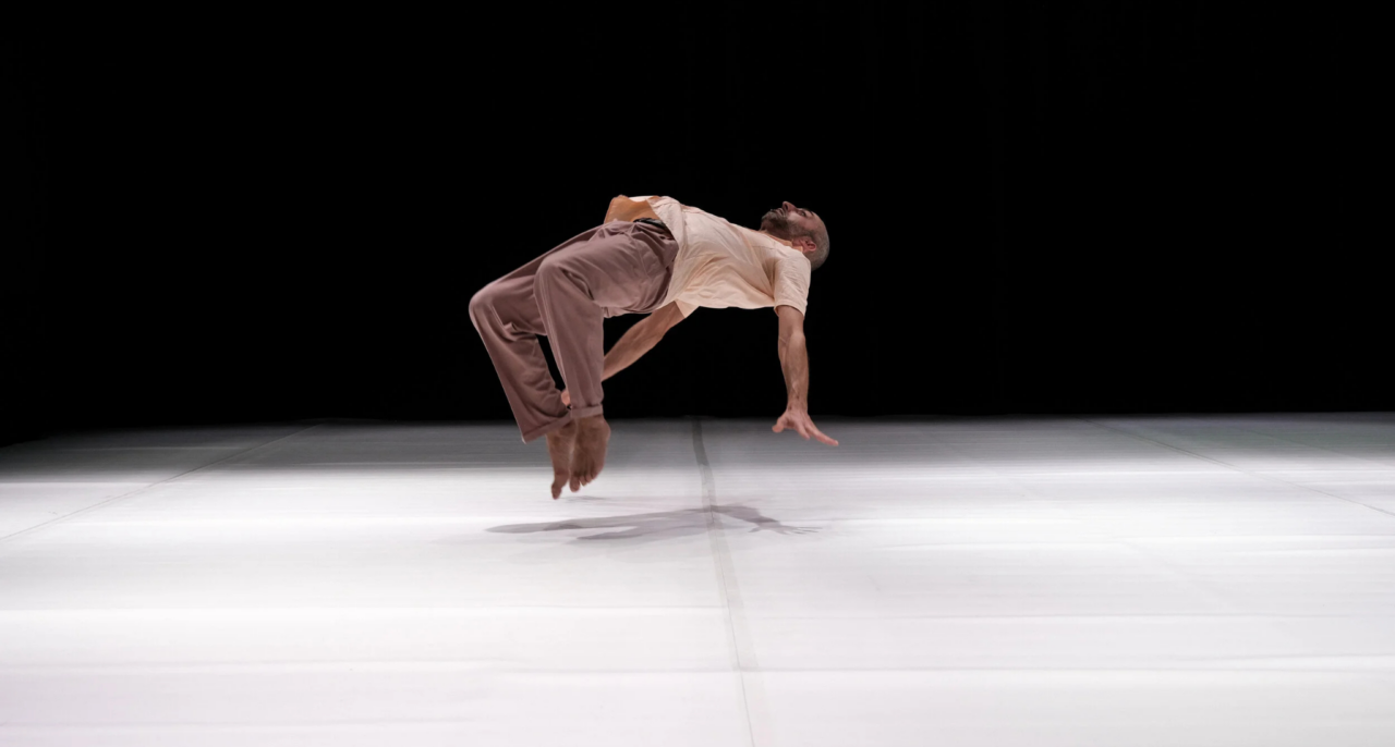 Un danseur dans une position qui rappelle la lévitation
