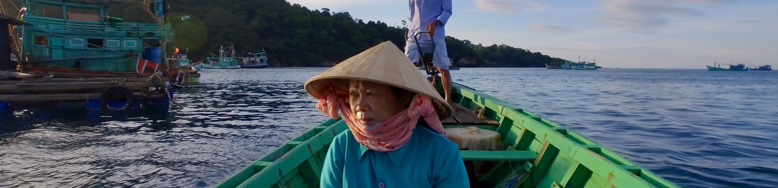 Une dame vietnamienne dans une pirogue en mer