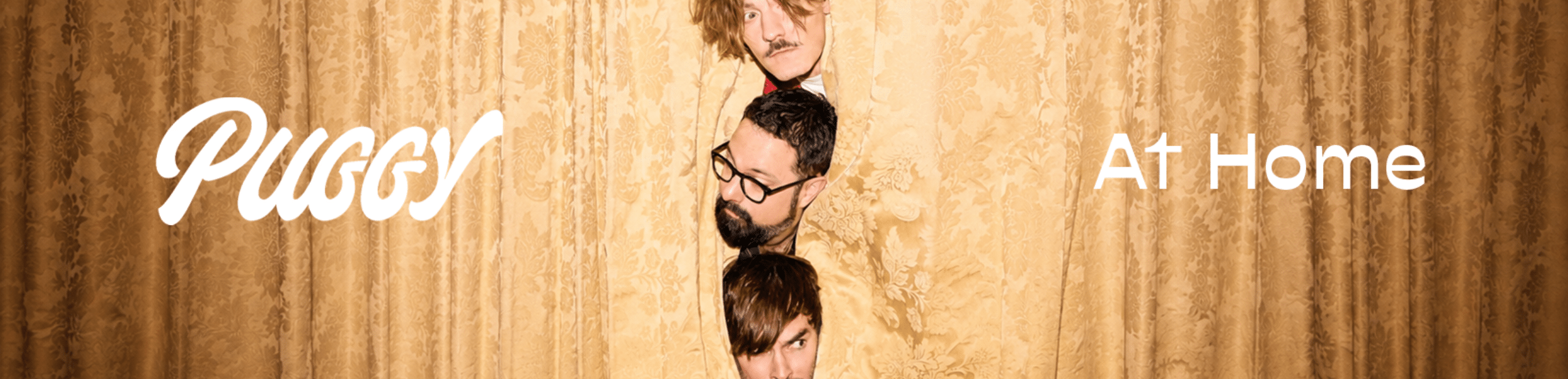 les trois membres du groupe Puggy passent leur tête entre deux rideaux d'un air curieux