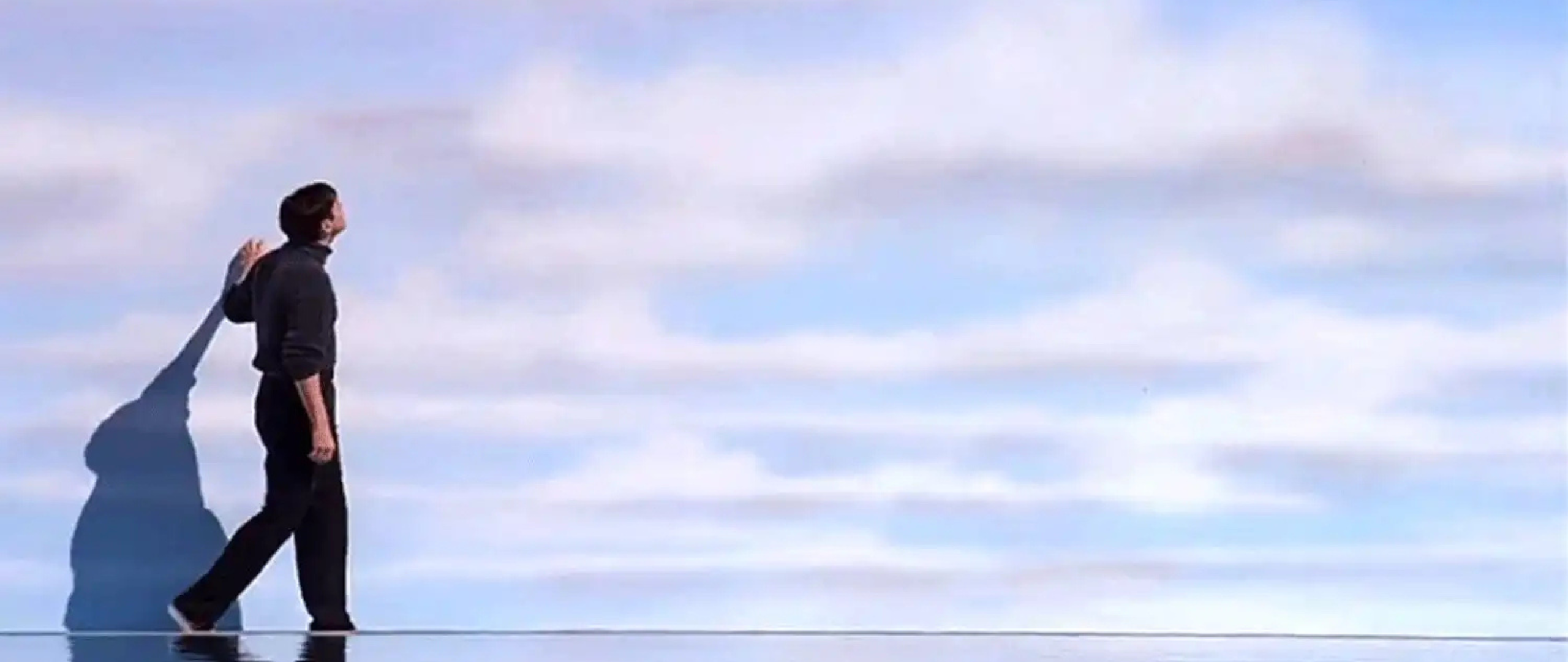 Jim Carrey touche un mur aux couleurs du ciel