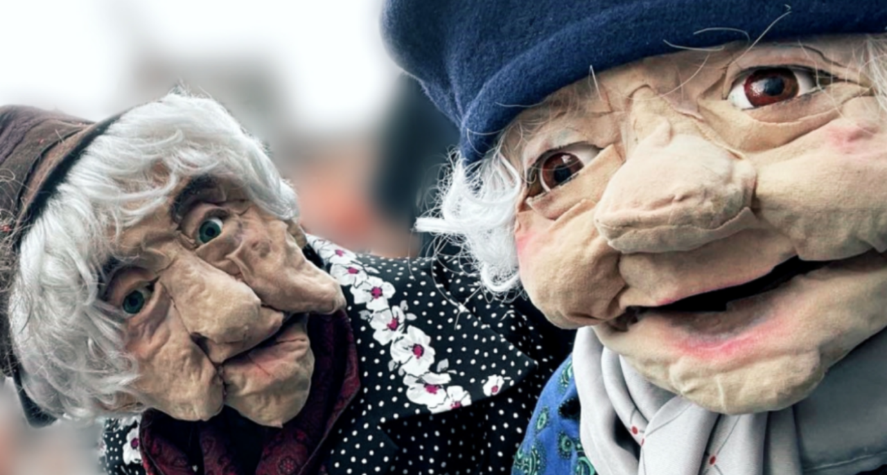 Deux marionnettes de vieilles madames expressives