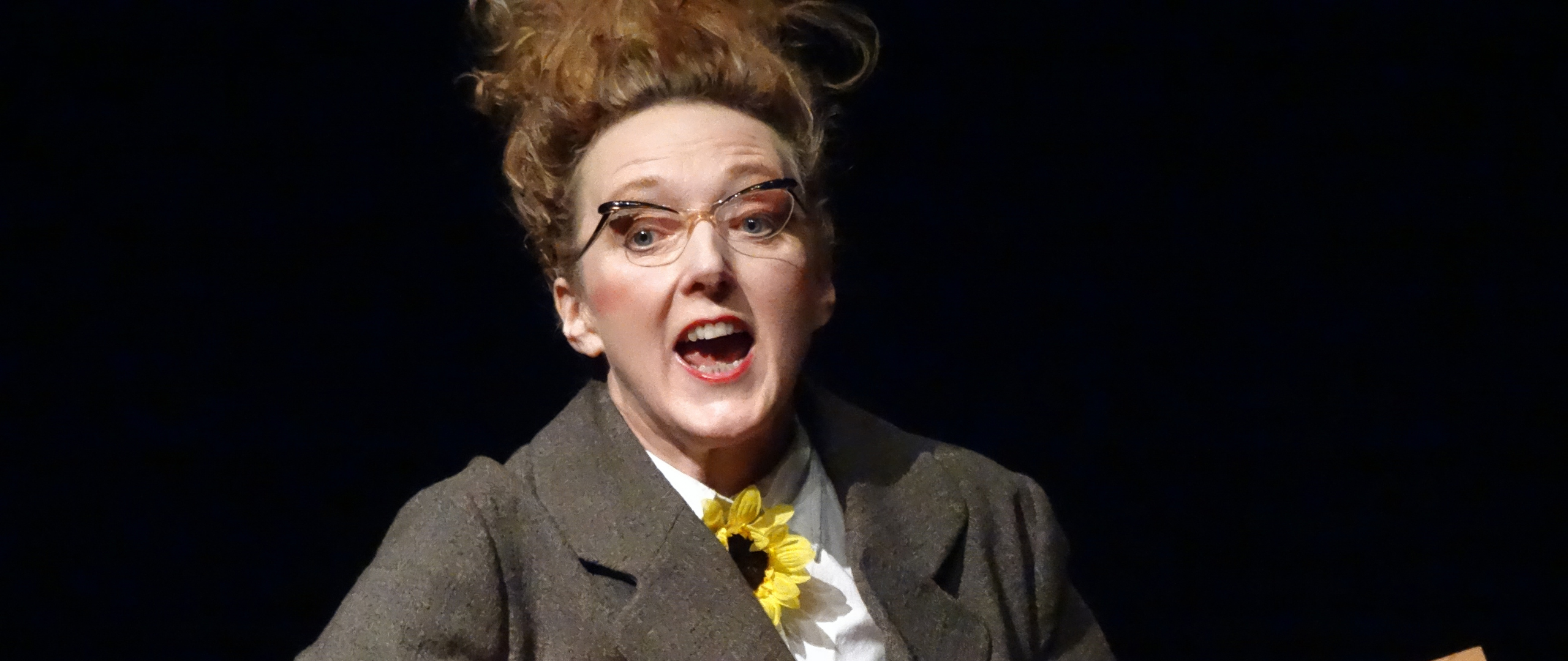 Comédienne qui chante avec les cheveux en pétard