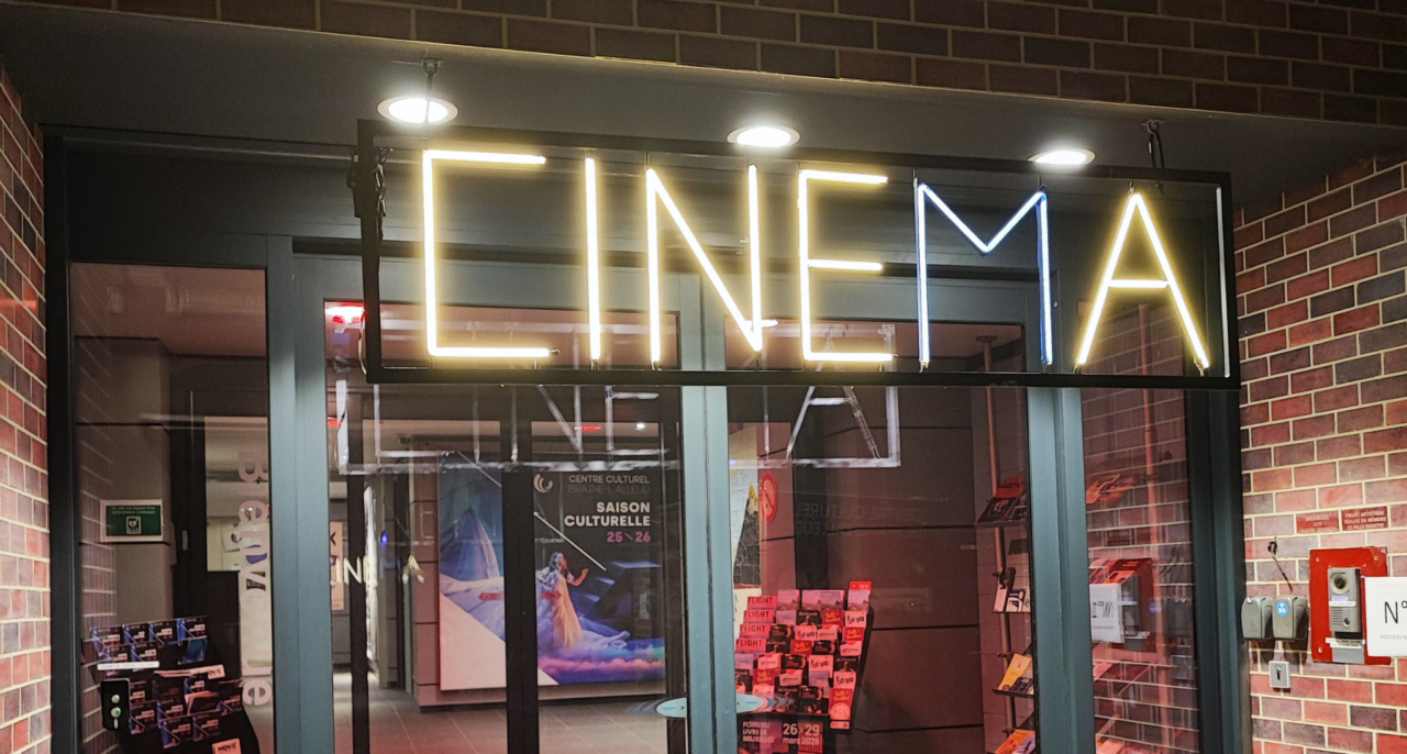 Enseigne lumineuse "cinéma" en face du pop