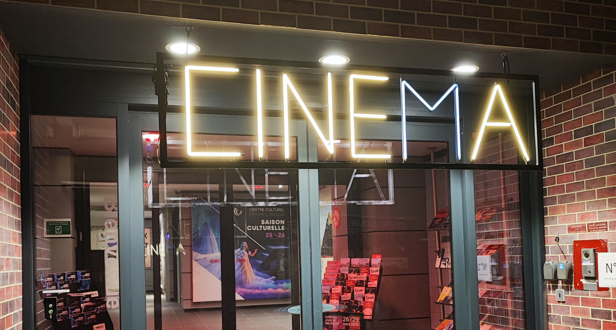 Enseigne lumineuse "cinéma" en face du pop