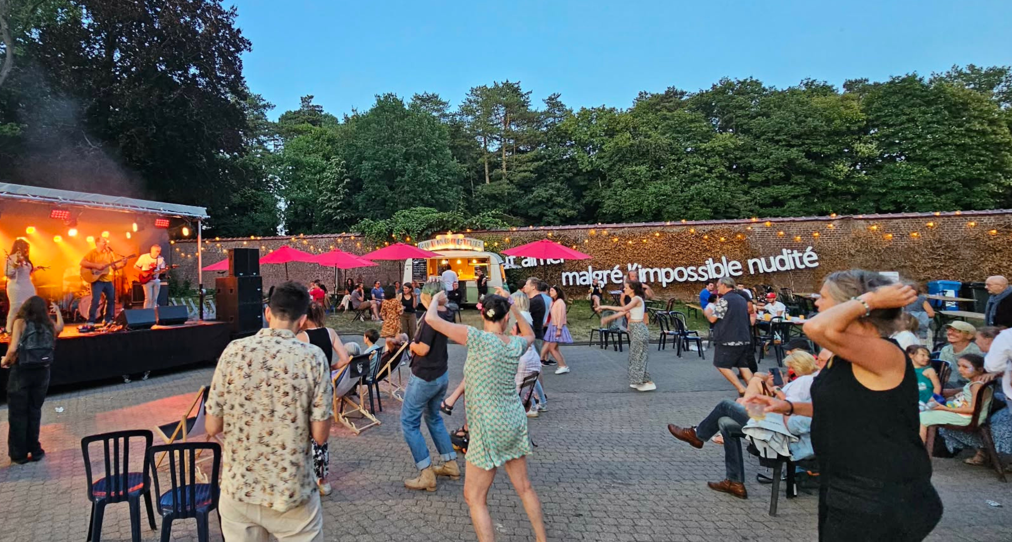 des gens dansent et font la fête à la guinguette