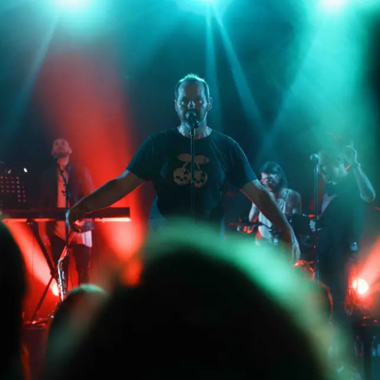 le chanteur de seven se tient sur scène