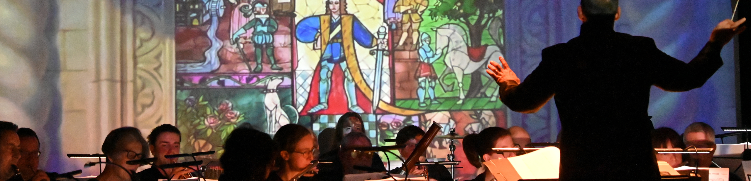 La photo d'un orchestre avec en fond une projection d'un film de bande dessinée