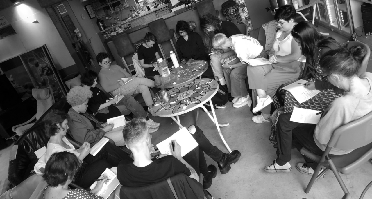 un groupe de personne écrit lors d'un atelier