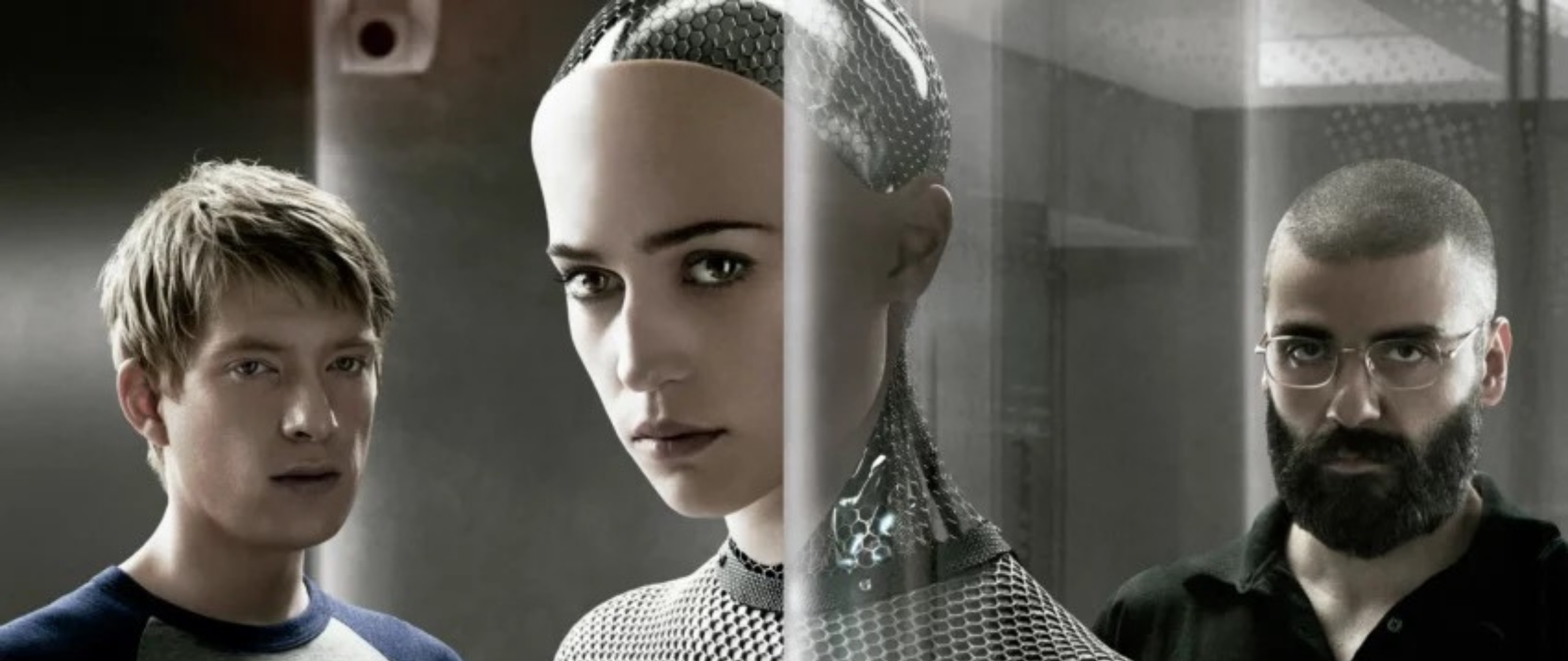 L'image montre trois personnes, dont une femme robot, dans un décor intérieur.